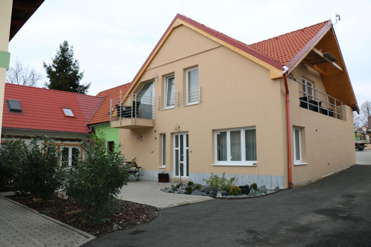Penzion Kotvas Milovice  Esterno foto